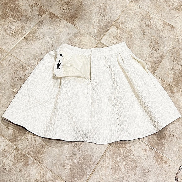 NEW Express High Rise Full White Mini Skirt Puckered Textured Dot Size 4 - Picture 6 of 10
